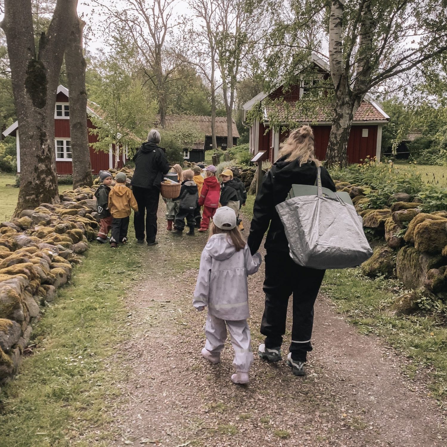 Barngrupp med pedagoger på promenad